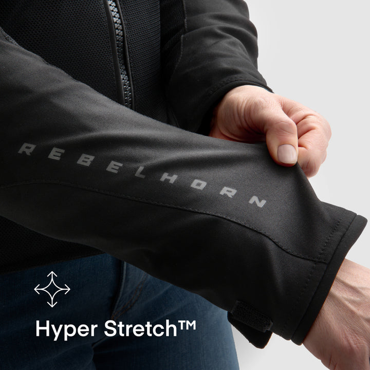 Hyper Stretch™-material på ärmen av Rebelhorn Dam Textil Mc-Jacka Jax. Flexibel och bekväm design för optimal rörelsefrihet.
