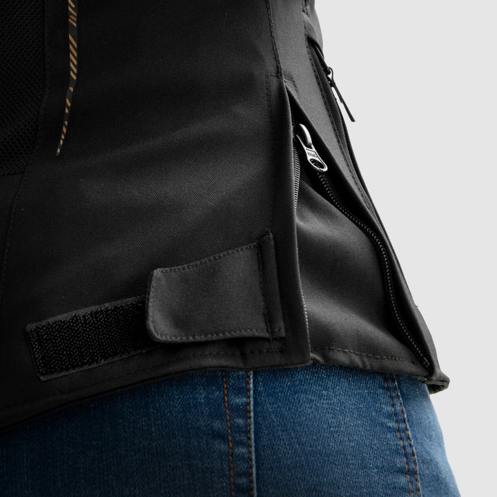 Sidodetalj av Rebelhorn Jax MC-jacka med justerbar rem och dragkedja. Anpassningsbar för perfekt passform.