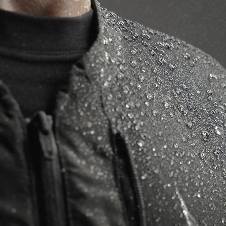 Vattentäta egenskaper på Rebelhorn MC-jacka Jax, med vattenavvisande material för körning i regniga förhållanden.