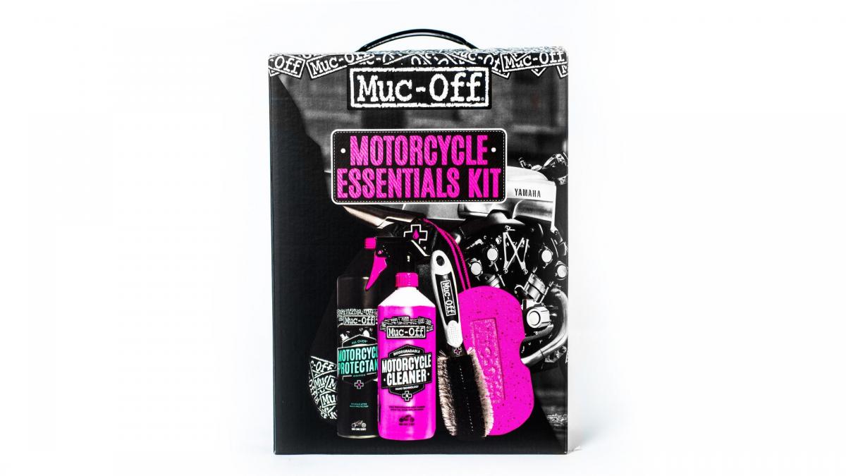 Muc-Off Motorcycle Care Essentials Kit med rengöringsprodukter och tillbehör för motorcyklar, inklusive rengöringsmedel, skyddsmedel, borste och svamp.