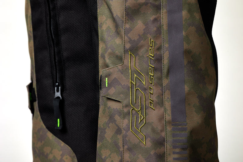 Detaljbild av RST Textil Mc-Byxor Ranger Camo med RST Pro Series-logotyp och kamouflagemönster. Hållbar och stilren design.