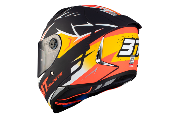 Baksidan av MT Helmets Revenge 2 Acosta A37 med nummer 37 och DOT-certifiering. Hjälmen har en sportig look med orange, gula och svarta detaljer.